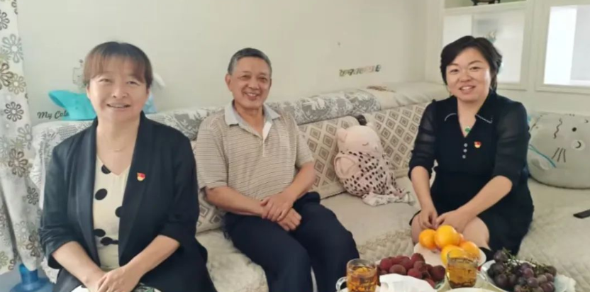 山东省济南第五十六中学开展 “七一”走访慰问党员活动